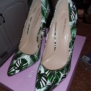 Worn once! Pretty palm print pumps